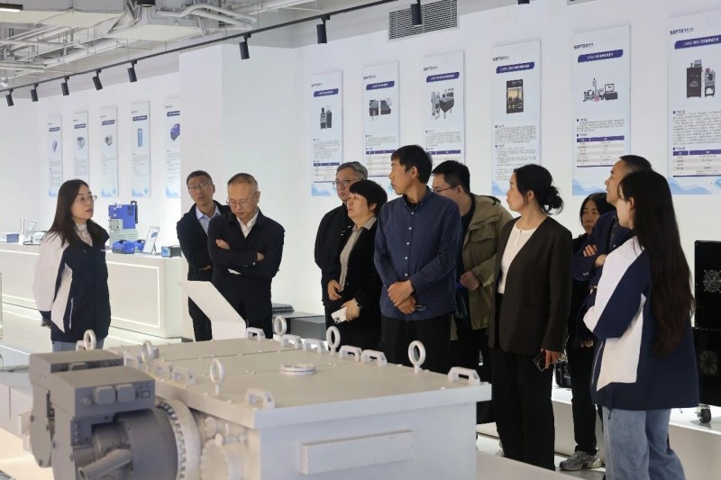 郑州市农业科技研究院党委委员、副院长田朝辉一行莅临雷神研究院调研指导