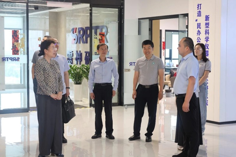 中南民族大学研究生院院长覃俊一行莅临雷神研究院调研指导
