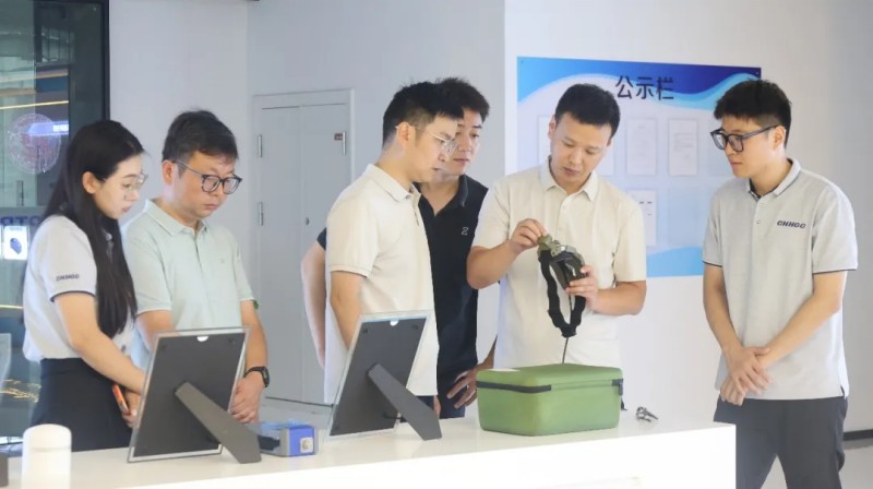 贵州航天电器股份有限公司西北党支部书记、开发部部长雷永涛一行莅临雷神光电技术研究院参观交流