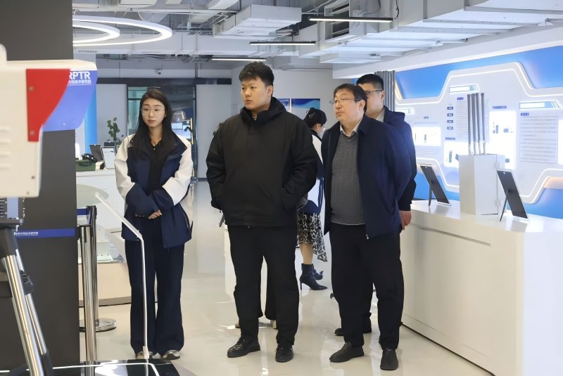 河南轩明实业有限公司总经理申俊卿一行莅临雷神研究院考察交流