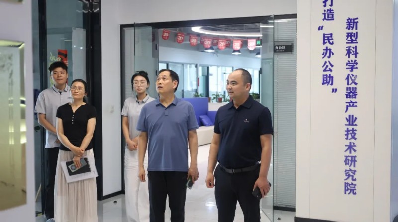 郑东新区先进制造业开发区党工委委员、纪工委书记徐文华一行莅临雷神研究院调研指导
