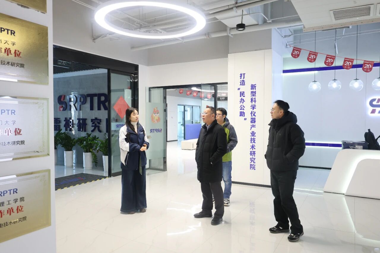 中原工学院集成电路学院院长但永平教授一行莅临雷神光电技术研究院参观调研