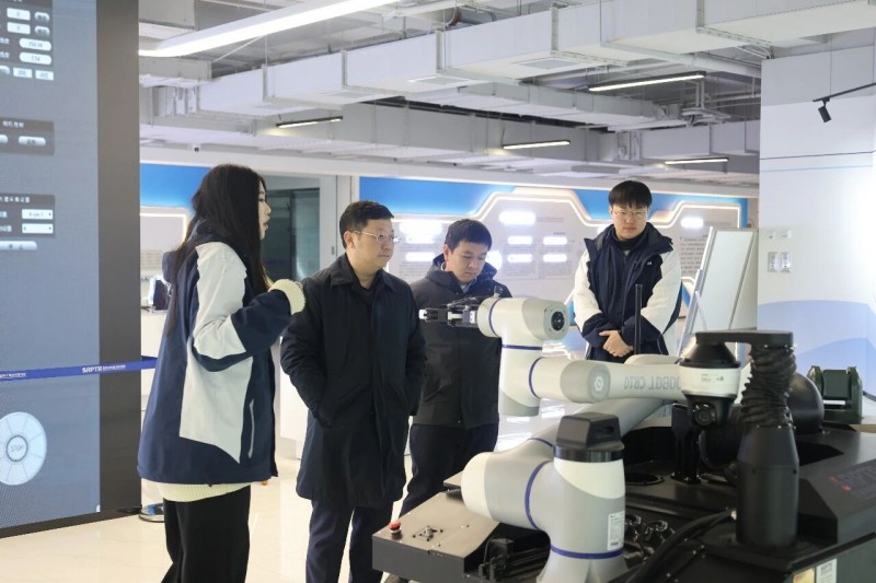 南京信息工程大学大气物理学院院长夏海云一行莅临雷神研究院考察交流