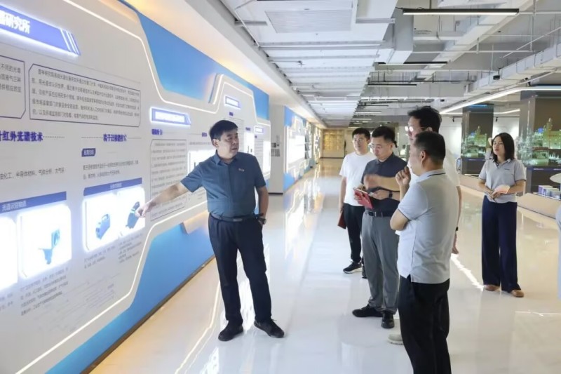 郑州大学现代分析与基因测序中心主任王志武、副主任马会中一行莅临雷神研究院参观指导