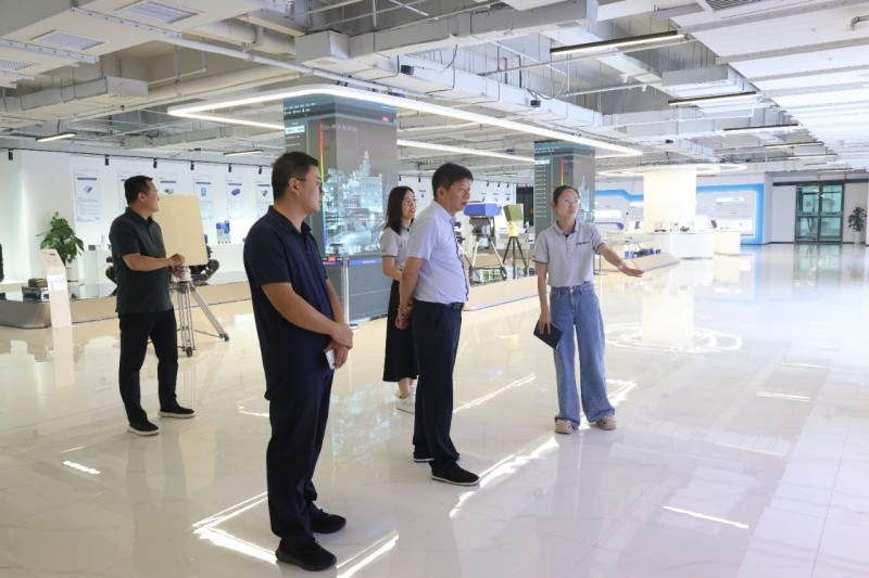 焦作市解放区四级调研员、区委党校常务副校长李树凯一行莅临雷神研究院进行调研参观