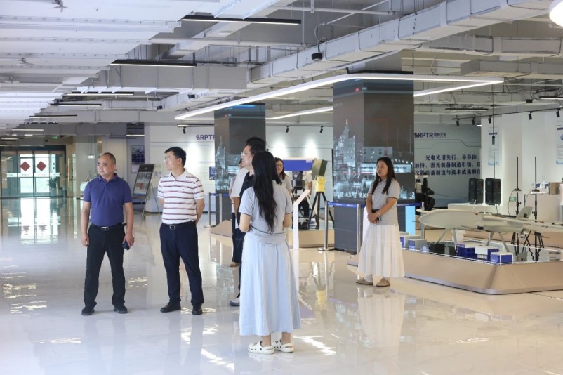 北方长鹰无人机公司型号总师万辉一行莅临雷神光电技术研究院参观交流