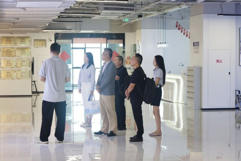 上海交通大学郑州研究院执行院长李剑教授一行莅临雷神光电技术研究院参观交流