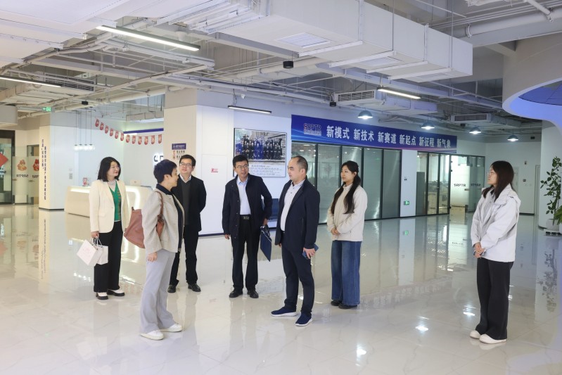 郑州轻工业大学先进材料制造工程技术中心主任刘建秀一行莅临雷神研究院参观指导