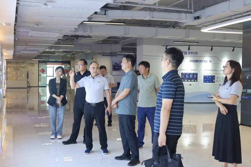 焦作市解放区区委副书记、区长千怀贵、副区长赵志刚一行莅临雷神研究院参观指导