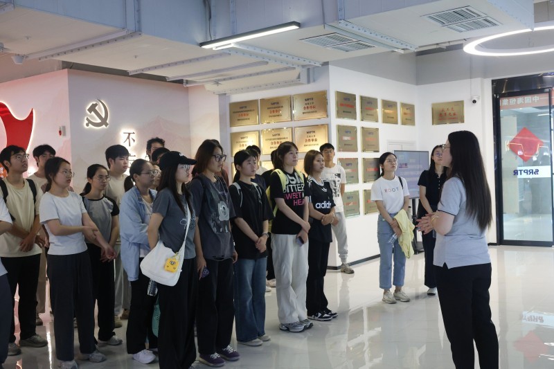 郑州大学材料学院师生赴雷神研究院开展产学研交流活动
