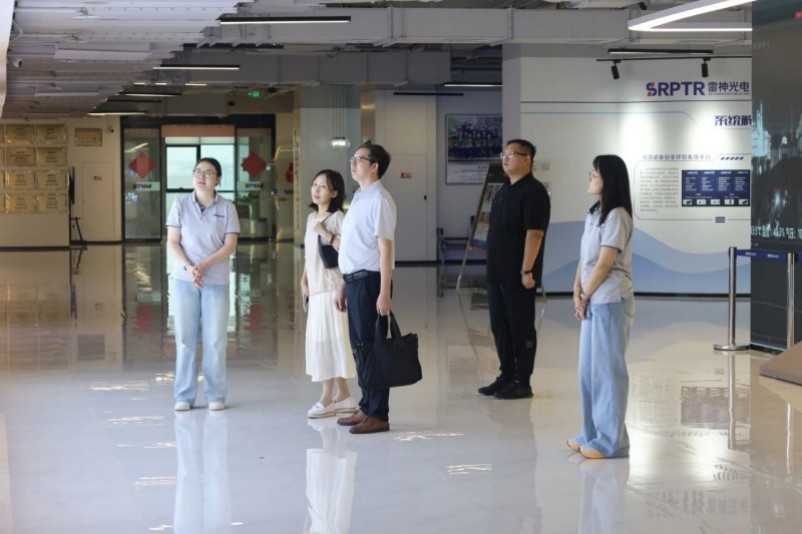 中原工学院智能感知与仪器学院院长温盛军一行莅临雷神光电技术研究院参观交流