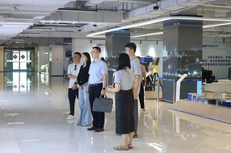 河南省柔性电子产业技术研究院副院长张洪健一行莅临雷神光电技术研究院参观交流